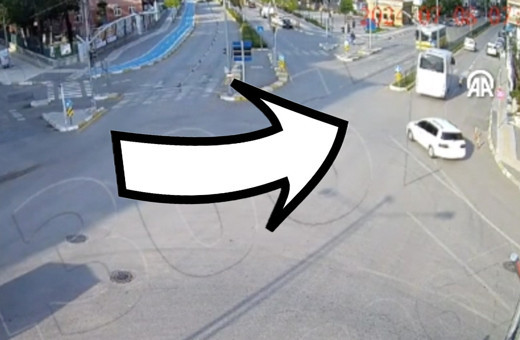 Özel halk otobüsü ile hafif ticari araç çarpıştı! 10 kişinin yaralandığı kaza kamerada