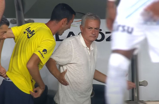 Mert Hakan orta sahadan akıl dolu gol attı Mourinho şaşkına döndü