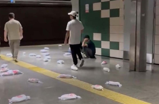 Marmaray'da anlamlı protesto! Onlarca temsili bebek yere bırakıldı