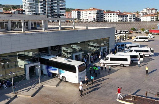 Yolcu otobüsü, otogara daldı: Yaralılar var...