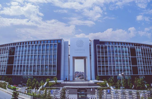 YKS'de ilk 100'e giren 25 öğrenci İstanbul Medipol Üniversitesi'ne yerleşti