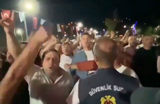 Müzisyen Suavi'ye konserde protesto: Beykoz'da terörist istemiyoruz