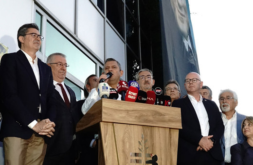 Özgür Özel "Bu ilçe 20 fay hattı üzerinde" diyerek uyardı