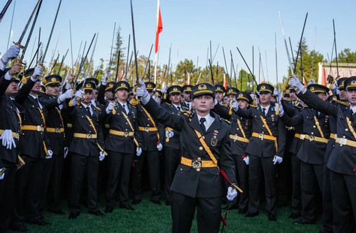 Genç teğmenlerin kılıçlı yemini gündem oldu! Gazeteci Cem Küçük'ten olay yorum