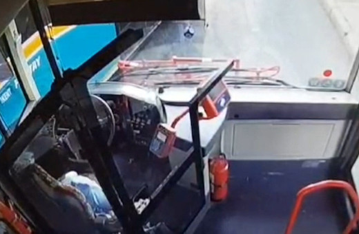 İzmir'de kadın şoföre darp! O anlar saniye saniye kameraya yansıdı, minibüs şoförü tutuklandı