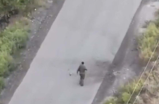 Korkunç görüntü! Rus askerin eline aldığı drone patladı