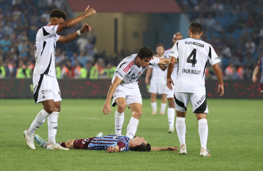 Dev maçta korku dolu anlar! Genç isim hareketsiz yere yığıldı!