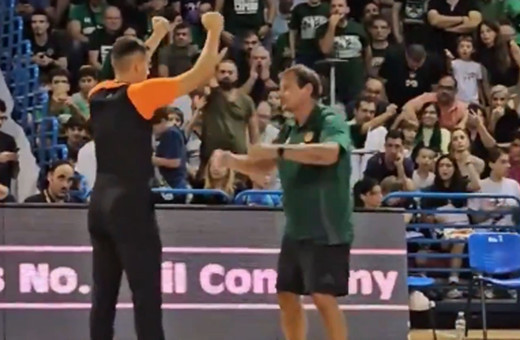 Panathinaikos taraftarı Kıbrıs pankartı açtı Ergin Ataman kendini oyundan attırdı