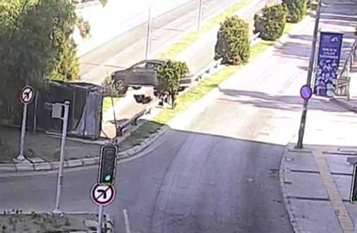 İzmir'de alt geçide düşen otomobilde 3 kişi can verdi! Kaza anı kamerada