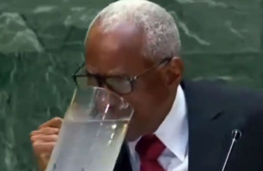 Haiti Devlet Başkanı Fils, BM Genel Kurulu'nda bardak yerine sürahiden su içti