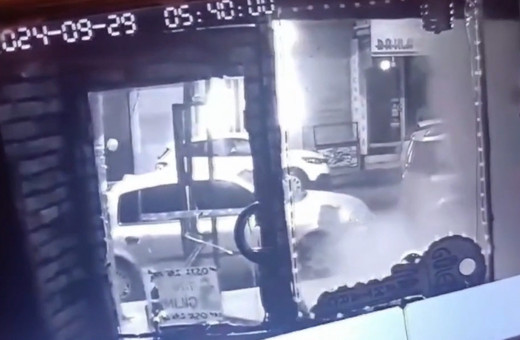 İstanbul'da bir iş yerine ses bombası atıldı: O anlar kamerada