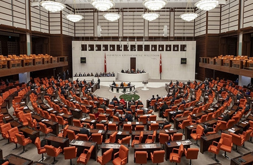 Cumhurbaşkanı Erdoğan'ın Meclis'e girişinde ayağa kalkmayan milletvekilleri ortaya çıktı