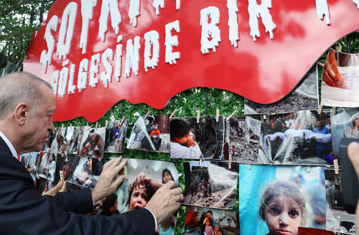 Cumhurbaşkanı Erdoğan "Soykırımın Gölgesinde Bir Yıl" panosunu ziyaret etti