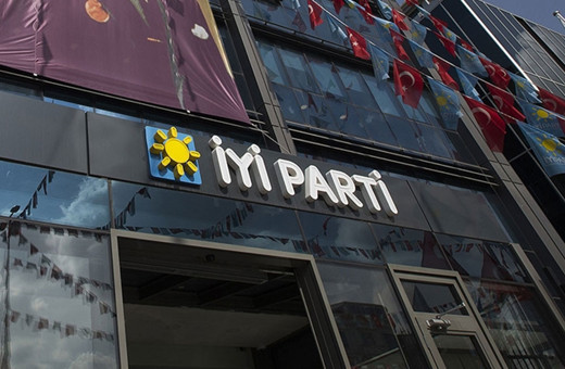 İYİ Parti'den istifa etmişti! CHP'ye katılıyor, rozetini Özgür Özel takacak