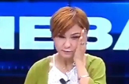 Malatya'da yerel televizyon spikeri yayındayken depreme böyle yakalandı