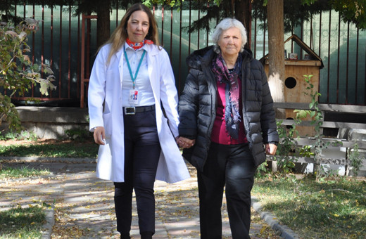 Eskişehir'deki eğitim sayesinde meme kanserine yakalandıklarını fark eden anne ile kızı iyileşti