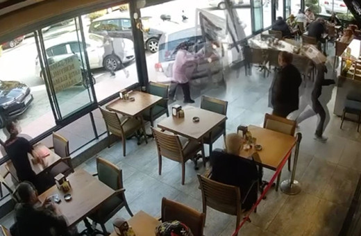 Geri manevra yapan otomobil lokantaya daldı 1 kişinin öldüğü kaza güvenlik kamerasında