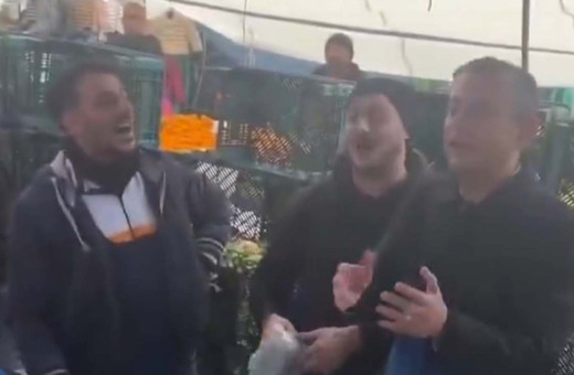 Özgür Özel önlüğü giydi, pazar tezgahına geçti