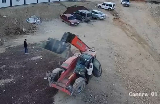 Elazığ'da iş makinesi devrildi, 2 çocuk öldü! Kaza anı kamerada