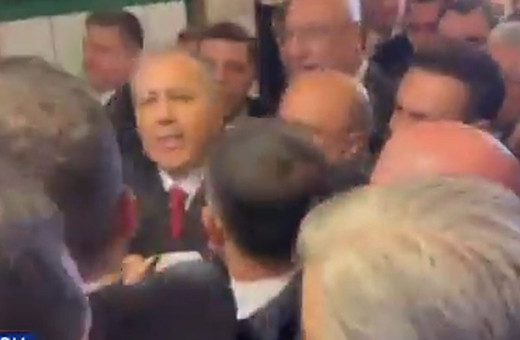 Bütçe görüşmeleri öncesi arbede çıktı İçişleri Bakanı Yerlikaya ezilme tehlikesi geçirdi