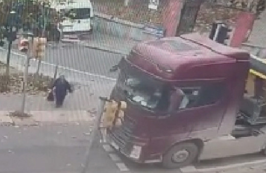 Üsküdar'da yaşlı kadın kamyonun altında kalarak can verdi: O anlar kamerada