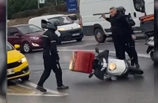 İstanbul'da motosikletli kuryeye demir çubuklu saldırı anı kamerada