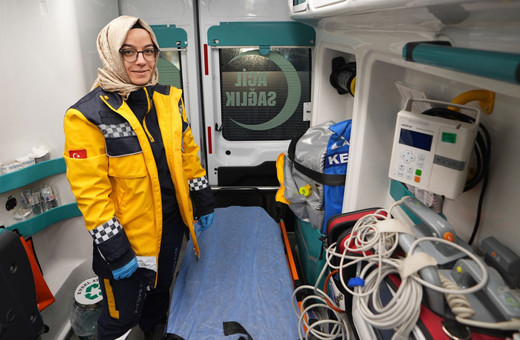 Kaza sonrası ayakları üşüyen çocuğa kendi çoraplarını giydiren sağlıkçı gündem oldu