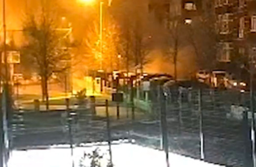 Beylikdüzü'nde apartmanda doğal gaz patlaması anı güvenlik kameralarına yansıdı