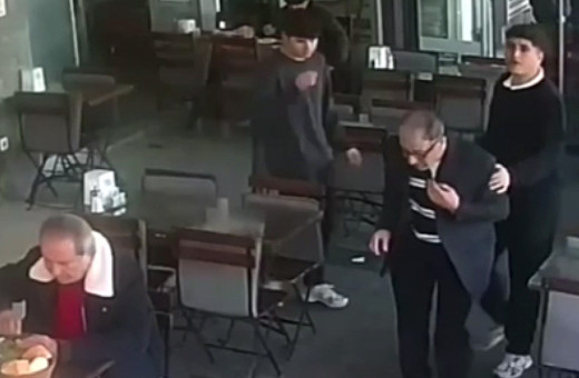 Bodrum'da restoranda boğazına yiyecek kaçan müşteri Heimlich manevrasıyla kurtarıldı