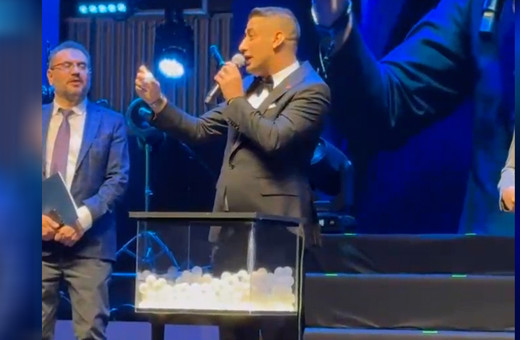 Ekol TV Yönetim Kurulu Başkanı Doğru, yılbaşı yemeğinde çalışanına ev hediye etti