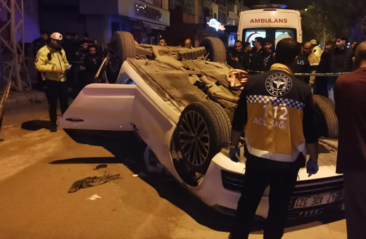Adana'da park halindeki araç ile trafoya çarpan otomobilin sürücüsü öldü