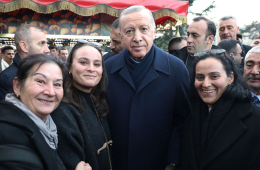 Cumhurbaşkanı Erdoğan Sultanahmet'te vatandaşların kandilini kutladı