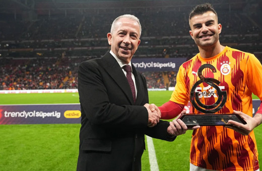 Galatasaray'dan Abdülkerim Bardakcı'ya plaket