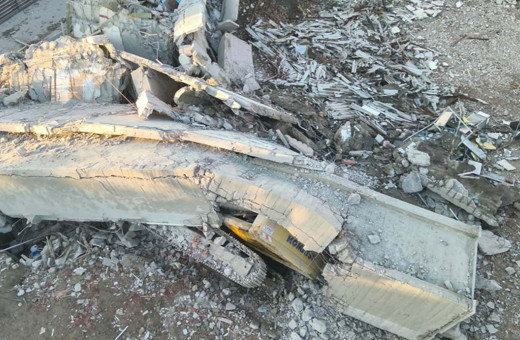 Uşak'taki yıkımda göçük meydana geldi, 1 işçi hayatını kaybetti