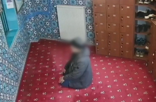 Cami hırsızı saniye saniye görüntülendi! 6 bin lira değerindeki ayakkabıyı böyle çaldı