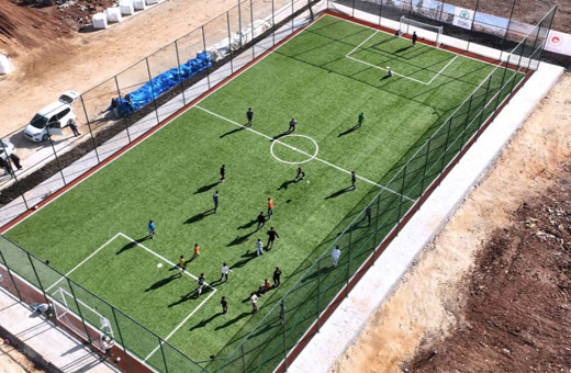 Bakan Kurum, depremzede Hüseyin’e verdiği halı saha sözünü tuttu