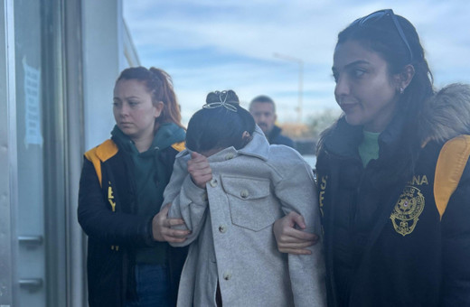 Adana'da otobüs şoförünün karısı tarafından direksiyon başında bıçaklanması kamerada