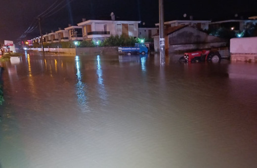 Kazdağları'ndan akan sular yolu trafiğe kapattı