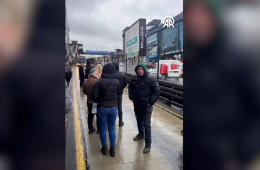 Metrobüse binemeyen vatandaşlar boş gelen aracın önünü kesti