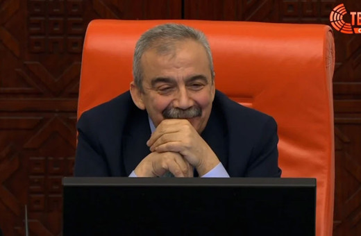 CHP kırmızı kart gösterdi, Sırrı Süreyya Önder gülmemek için çok zorlandı