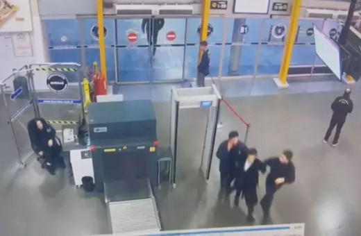 Eyüpsultan'da ailesini katleden şüphelinin Bursa'da yakalanma anı güvenlik kamerasında