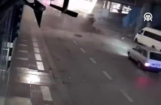 Şanlıurfa'da bir kamyon çarptığı otomobille birlikte üst geçitten düştü