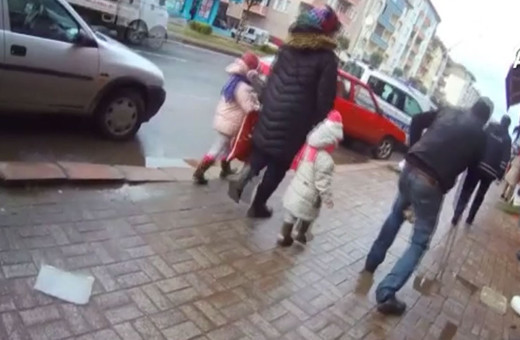 Kendini engelli gibi göstererek dileniyordu! Ekipleri görünce...