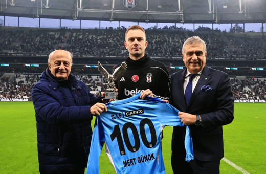 Trabzonspor maçı öncesi Mert Günok'a iki ödül birden