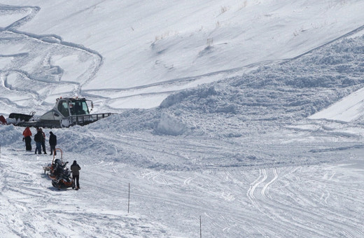 Palandöken Dağı'ndan düşen çığın bir kısmı kayak merkezinin kuzey pistine aktı