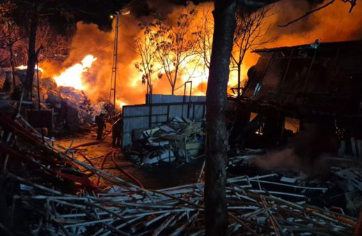 Avcılar'da geri dönüşüm tesisinde yangın