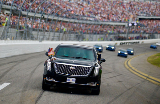 ABD Başkanı Donald Trump Daytona 500 yarış pistinde makam aracıyla tur attı