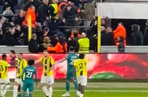 Anderlecht - Fenerbahçe maçında tribün karıştı, hakemler soyunma odasına gitti