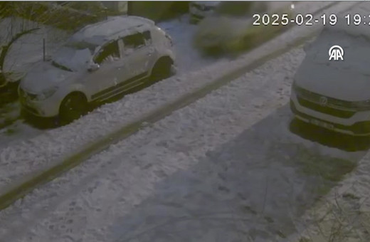 Sancaktepe'de karlı yolda kayan araç, çocuğu sürükledi o anlar güvenlik kamerasında