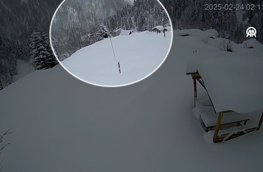 Rize'de çığ düşme anı güvenlik kamerasında